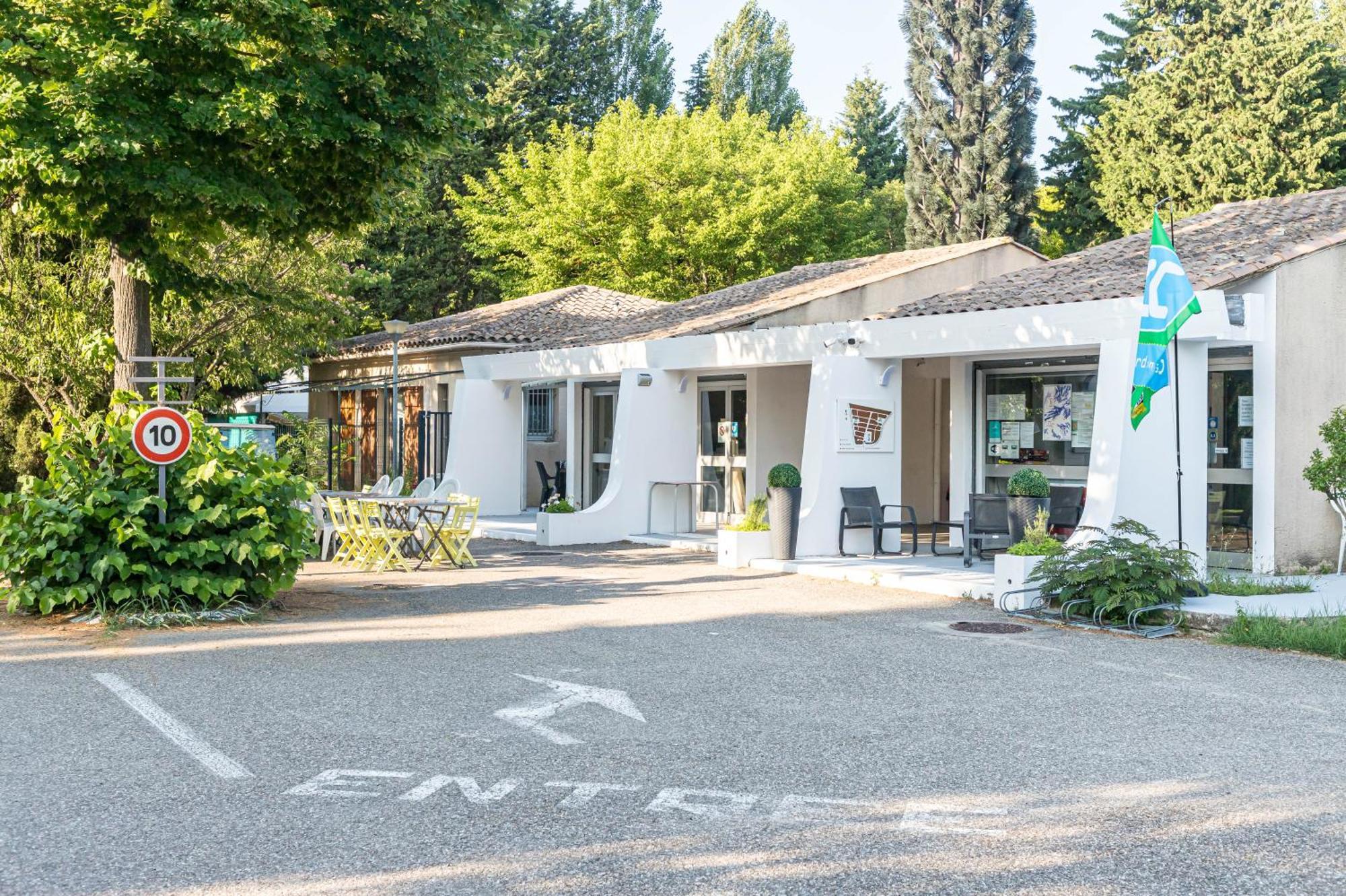 Camping Les Avignon - La Laune Villeneuve-lès-Avignon Buitenkant foto